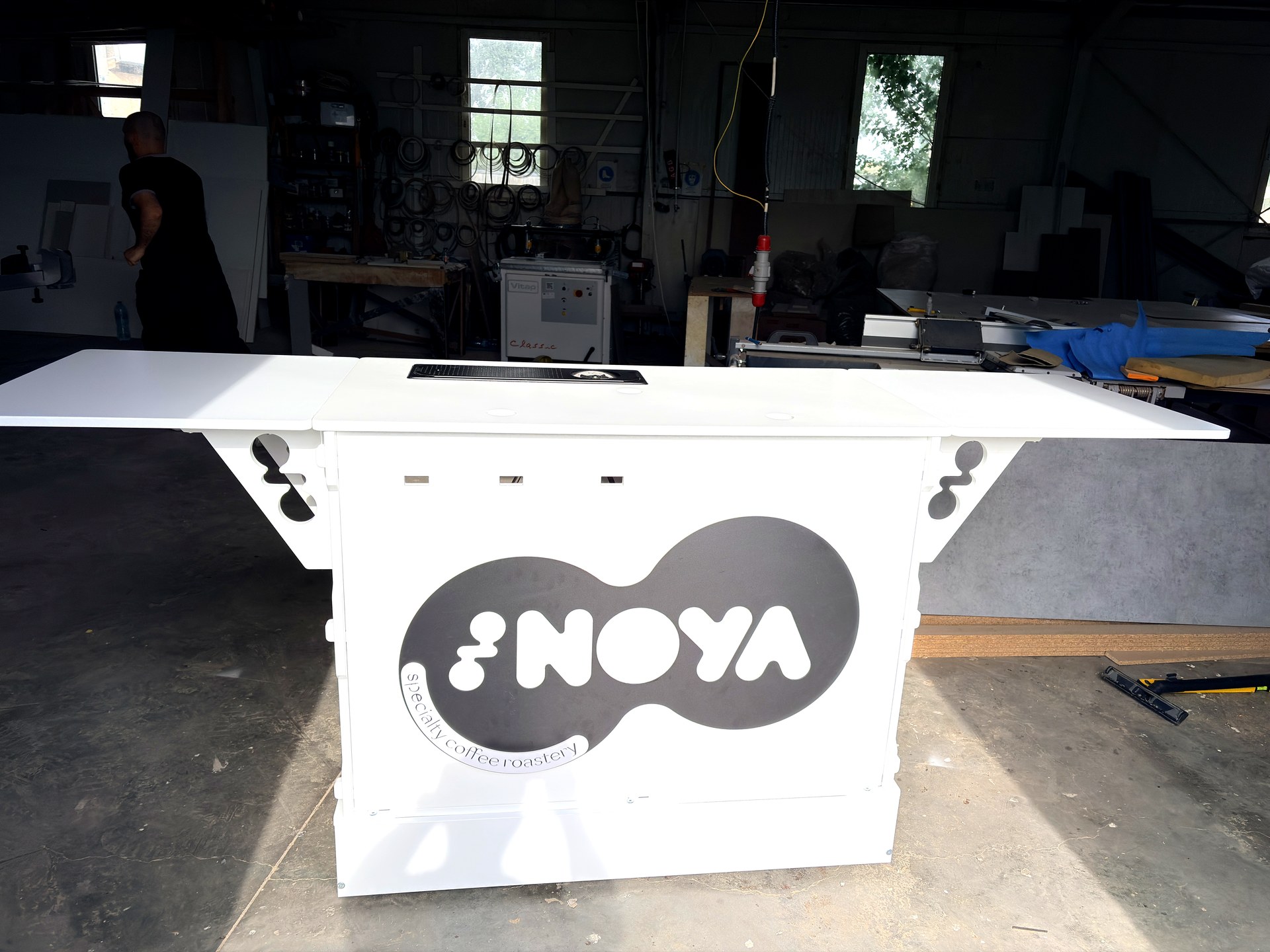 NOYA — complet deschis Bar mobil pliabil din placaj de mesteacan pentru evenimente, NOYA complet deschis cu blaturi extinse