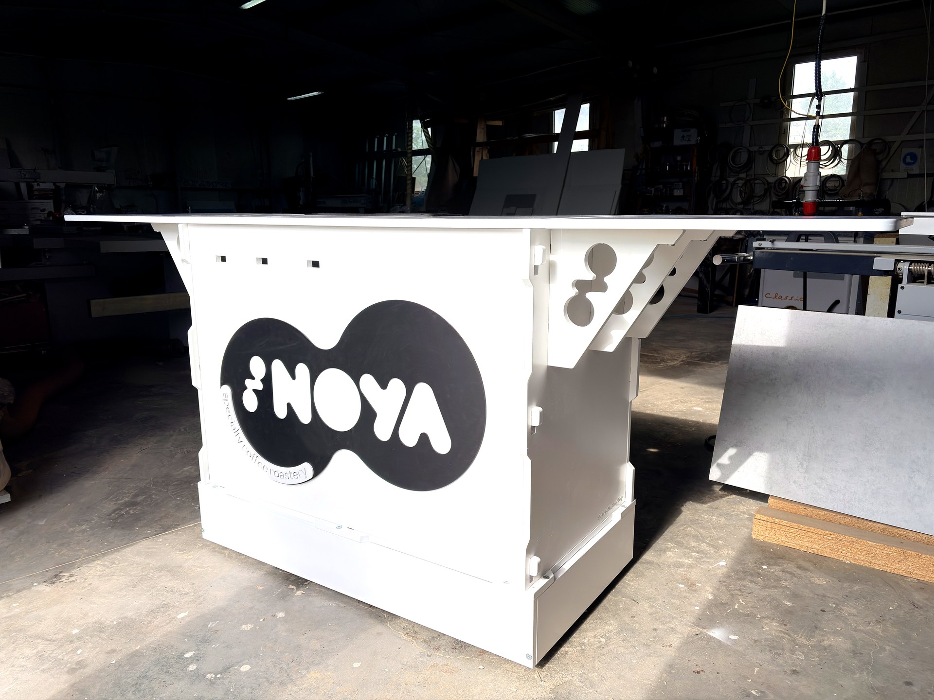 NOYA — vedere laterală Bar mobil pliabil din placaj de mesteacan pentru evenimente, branded NOYA Specialty Coffee, vedere laterala